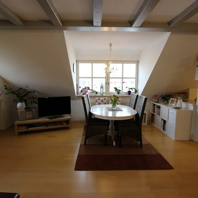 Esszimmer mit einem eleganten Tisch und Stühlen, bereit für gesellige Abende und gemeinsame Mahlzeiten.