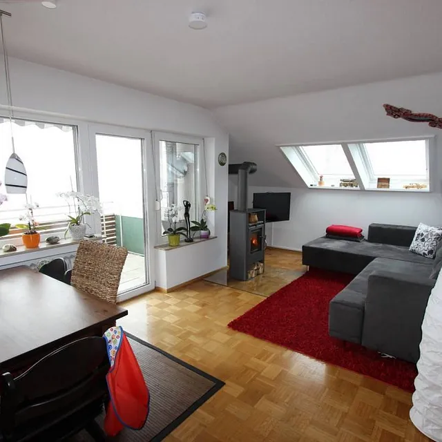 Gemütliches Wohnzimmer mit einem Tisch und Stühlen, ideal für gesellige Abende und entspannte Stunden.